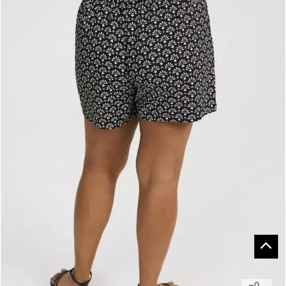 Torrid pull-on drawstring short Size 0 - Picture 2 of 3